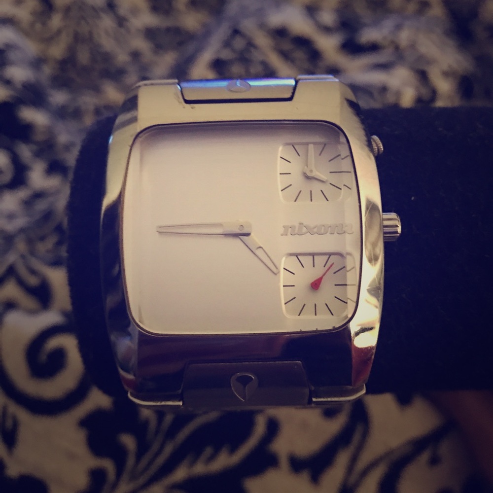 Nixon banks watch